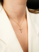 Złoty krzyżyk z Jezusem w białym złocie na kobiecej szyi