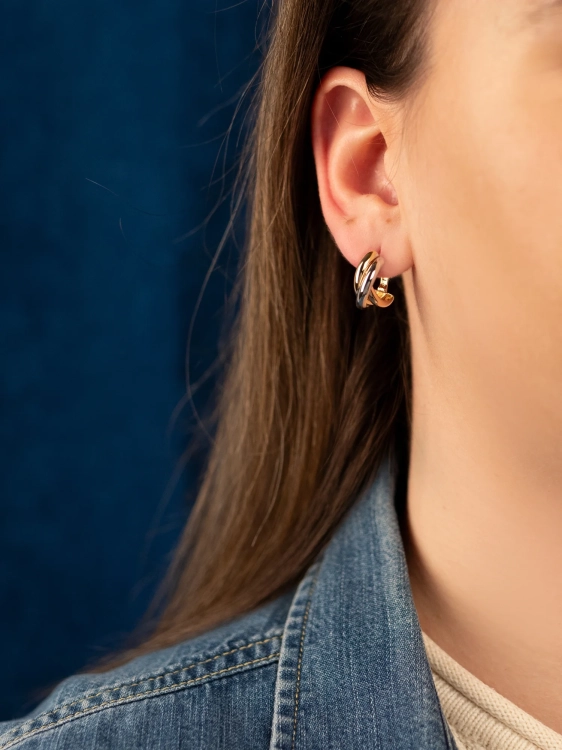 Złote kolczyki 585 trójkolorowe na uchu, efektowne i stylowe