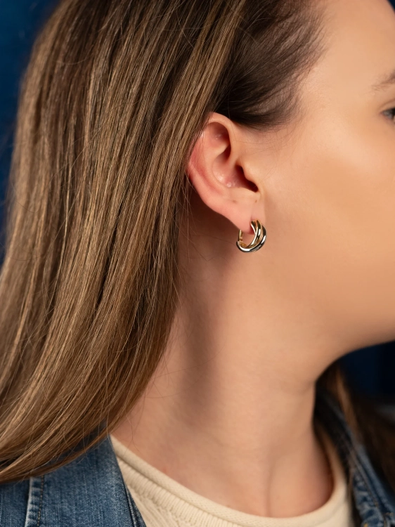 Kolczyki Coomi z żółtego, białego i różowego złota 585 na uchu kobiety