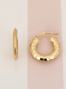 Złote kolczyki kółeczka mołotkowane 585 widok z góry