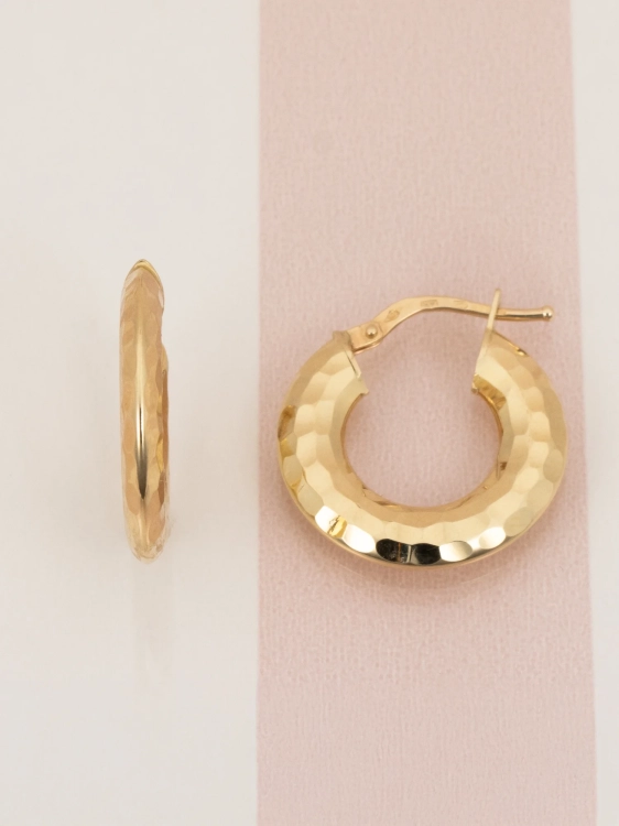 Złote kolczyki kółeczka mołotkowane 585 widok z góry