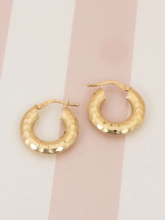 Złote kolczyki kółeczka 585 widok z boku