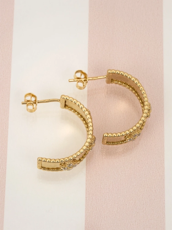 Złote kolczyki półkola z cyrkoniami i koniczyną 585 widok z boku