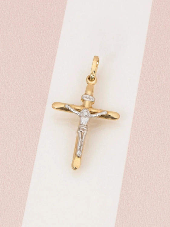 Złoty krzyżyk 585 z Jezusem w białym złocie widok z przodu