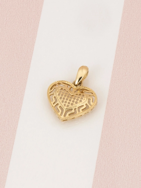 Złota zawieszka 585 małe ażurowe serce zdobione widok z przodu