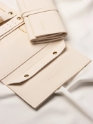 Zbliżenie na detal organizera na złotą biżuterię, zamykana kieszonka na drobne kolczyki