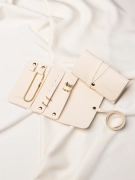 Rozłożone etui na złotą biżuterię, organizery ze złotymi dodatkami oraz drugie zamknięte etui obok